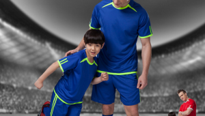 足球比赛中用衣服兜球是否犯规探讨