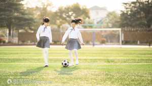 女孩小学踢足球有用吗？探索足球对小学女孩成长的价值与意义