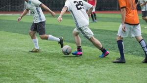 13岁男生是否热爱踢足球？探寻他们在绿茵场上的活力与梦想