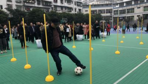 足球打满气后能否像投球一样投掷？探讨特殊玩法可行性