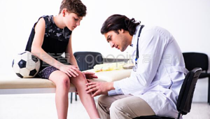 小孩练足球会导致膝盖损伤吗？关键因素与防护要点揭秘