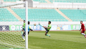 足球用手接球是否犯规？规则详解与争议探讨