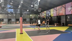 练足球是否需去篮球场？探讨足球训练与篮球场的关联