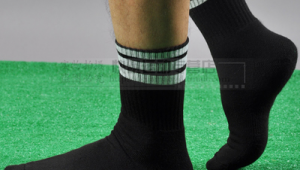 职业足球比赛中，球员可不可以穿短袜参赛？