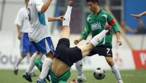 足球篮球争球时的犯规判定解析