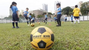 踢足球能用kick吗