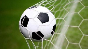足球踢进是否算得分?规则解读与探讨