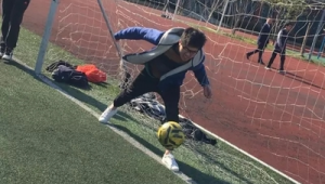 学校里能否穿足球鞋？关于校园着装规定的探讨