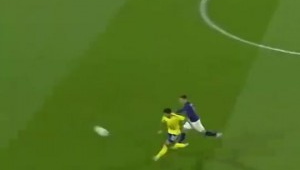 足球门将踹人犯规吗