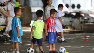 小孩踢足球是否要戴护具?关乎安全的关键考量