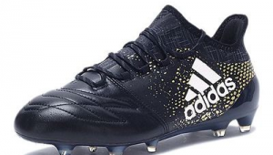 阿迪黑色足球鞋好看吗？颜值魅力究竟如何？