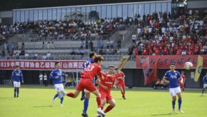 现在普通踢足球有工资吗