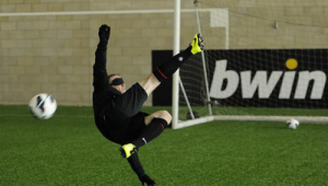 足球蒙眼射门摔倒是否犯规，你知道答案吗？