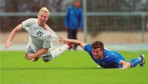 足球反手抱人是否算犯规，规则解读与赛场判罚分析