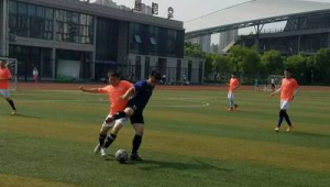 足球中场发球：是否该传给对方引发思考