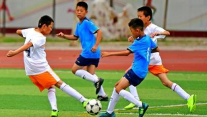 小学男孩几岁适合开启足球之旅？这些要点家长需知