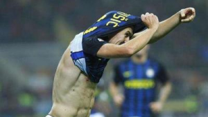 足球夹球空翻是否犯规?规则判定与争议探讨