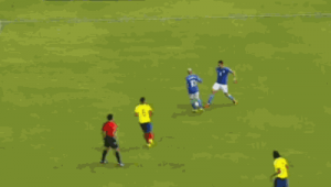 足球比赛踩脚背是否犯规？规则解读与实际判罚分析