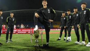 足球球员侮辱裁判是否构成犯规，争议几何？