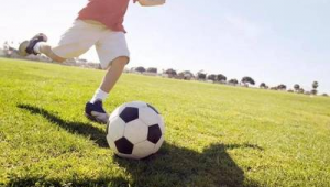 足球踢伤他人是否担责？探究足球运动中的责任界定