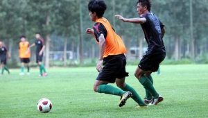 足球教练比赛中可以接电话吗？探讨赛场规则与现实情况