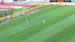 足球比赛中用身体部位接住敌人传过来的球，这算犯规吗？