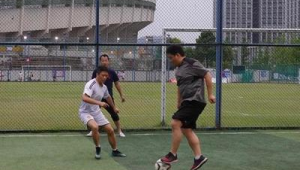 穿足球鞋开车安全吗？这一行为背后隐藏着怎样的风险？