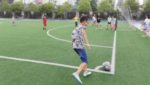他下学后总是踢足球吗？探寻校园时光的运动习惯之谜