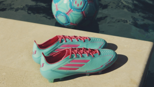 深粉色足球鞋好看吗？颜值与性能的碰撞引关注