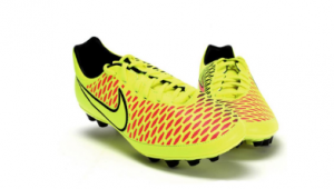 足球鞋钉踩人脸：究竟会不会造成受伤？