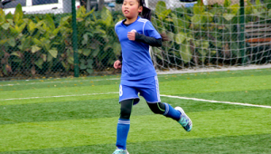 女孩踢足球脚会变长吗？探究足球运动对女孩脚部的影响