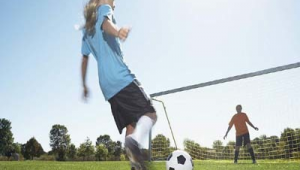 女生学足球腿会变粗吗?真相究竟如何