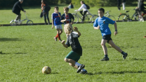 法国小孩子会踢足球吗？探寻法国小孩子们的足球足迹