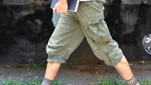 男生踢足球时穿短裤合适吗?全方位解析其利弊与穿着体验