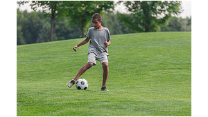 美国学踢足球的人多吗