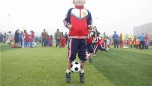 足球能双脚夹球跳吗?探索足球别样玩法与技巧极限