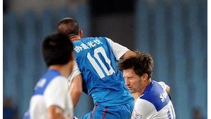 足球员庆祝动作不会痛吗？那些激情背后的身体承受之谜