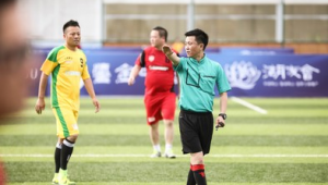 足球比赛快发时是否吹哨，背后规则与影响引发思考