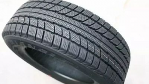 下雪天穿足球鞋可行吗?探讨雪天足球鞋穿着的那些事儿