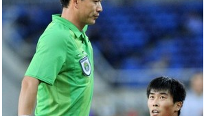 足球黄牌上能否写字？规则解读与实际情况大揭秘