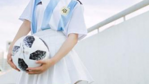 女生足球球衣搭配裙子，这样穿究竟好不好看？