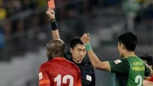 足球裁判能随意出示红牌吗?背后规则与影响引深思