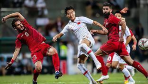 国足球员玩单杠是否犯规引关注