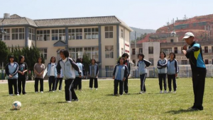 初中足球校队里有女生吗?探寻校园足球别样风景线