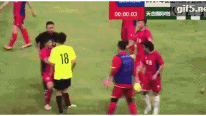 足球裁判能否上场踢球?背后规则与争议引发思考