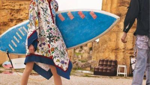 足球袜搭拖鞋好看吗？时尚碰撞引好奇，风格独特待探寻