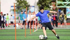 踢足球绕杆发球是否犯规？规则解读与争议探讨