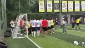 把足球裹在衣服里是否犯规,这一争议引发足坛讨论