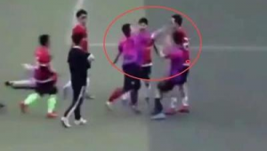 别人踩着足球时，究竟能不能抢？这一问题引关注