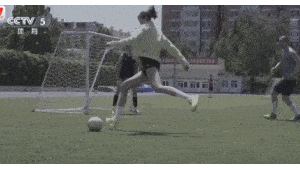 女生踢足球守门容易吗？那些不为人知的挑战与收获